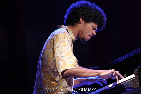 Daahoud Salim Quintet (31 Mallorca Jazz Sa Poble 2025. Parc Can Cirera Prim. Sa Pobla, Mallorca. 2025-08-05) Por José Luis Luna Rocafort [INSTANTZZ AKA Galería fotográfica AKA Fotoblog de jazz, impro… y algo más] - Tomajazz - Daahoud Salim Quintet actuó en el 31 Mallorca Jazz Sa Poble 2025. José Luis Luna Rocafort lo retrata en INSTANTZZ. Actuaron Daahoud Salim, Bruno Calvo, Tomeu Garcías, Hendrik Müller, Andreu Pitarch