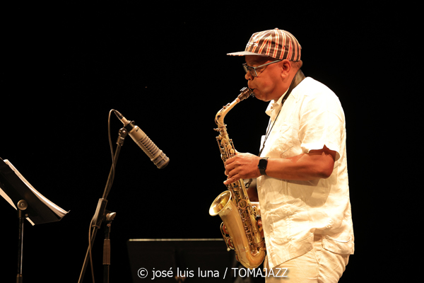 Román Filiú (XI JazzEñe 2025. Teatro Victoria Eugenia, Donosti – San Sebastián. 2025-07-24) Por José Luis Luna Rocafort [INSTANTZZ AKA Galería fotográfica AKA Fotoblog de jazz, impro… y algo más] - Tomajazz - Román Filiú actuó en el XI JazzEñe 2025 en San Sebastián. José Luis Luna Rocafort lo retrata en INSTANTZZ. Actuaron Román Filiú, Javier Filiú, Zaloa Gorostidi, Osvaldo Antonio Enrique Castro, Caridad Rosa Varona