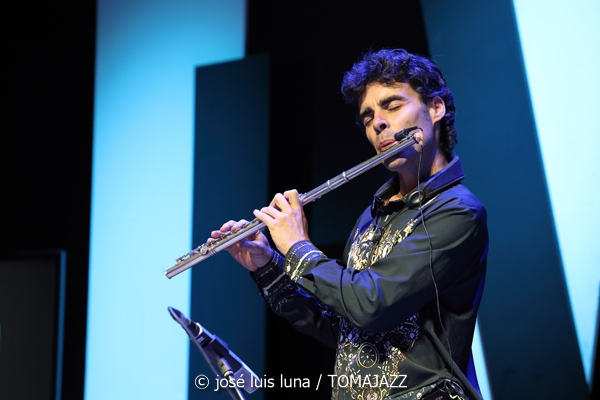 Juan Sáiz (48 Festival de Jazz de Vitoria. 2025-07-17) Por José Luis Luna Rocafort [INSTANTZZ AKA Galería fotográfica AKA Fotoblog de jazz, impro… y algo más] - Tomajazz - Juan Sáiz actuó en el 48 Festival de Jazz de Vitoria 2025. José Luis Luna Rocafort lo retrata en INSTANTZZ. Actuaron Juan Sáiz, Xavi Torres, Manel Fortià, Genís Bagés