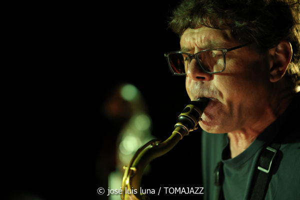 The Tenor 4tet (VII Jazz y Más. Studio Weil. Puerto de Andratx, Mallorca. 2025-07-09) Por José Luis Luna Rocafort [INSTANTZZ AKA Galería fotográfica AKA Fotoblog de jazz, impro… y algo más] - Tomajazz - The Tenor 4tet actuó en VII Jazz y Más en Puerto de Andratx, Mallorca, el 9 de julio de 2025. José Luis Luna Rocafort retrata el concierto en INSTANTZZ. Actuaron Chris Cheek, Marty Renzi, Javier Delgado, Jimmy Weinstein