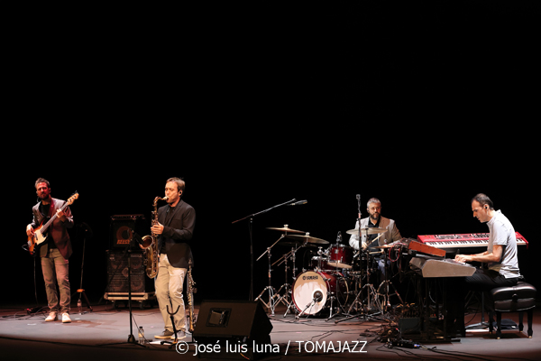 J. Fox (XI JazzEñe 2025. Teatro Victoria Eugenia, Donosti – San Sebastián. 2025-07-23) Por José Luis Luna Rocafort [INSTANTZZ AKA Galería fotográfica AKA Fotoblog de jazz, impro… y algo más] - Tomajazz - J. Fox inauguró el XI JazzEñe 2025 en el Teatro Victoria Eugenia de Donosti – San Sebastian, el 23 de julio de 2025. José Luis Luna Rocafort lo retrata en INSTANTZZ. Actuaron Juan Manuel Urriza: batería Fredi Pelaez: piano, teclados Oskar Lakunza: saxos tenor y soprano Xabier Barrenetxea
