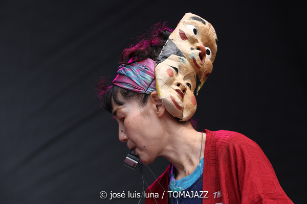 Minyo Crusaders (60 Festival de Jazz de San Sebastián 2025. 2025-07-23) Por José Luis Luna Rocafort [INSTANTZZ AKA Galería fotográfica AKA Fotoblog de jazz, impro… y algo más] - Tomajazz - Minyo Crusaders actuó en el 60 Festival de Jazz de San Sebastián 2025. José Luis Luna Rocafort lo retrata en INSTANTZZ. Actuaron Katsumi Tanaka, Moe, Freddy Tsukamoto, Koichiro Osawa, Mutsumi Kobayashi, Sonoo, Naoya Madokoro, Yusuke "Peach" Noguchi, Toshio "Digi" Fujino