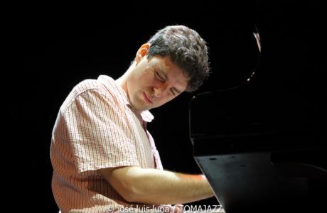 Álvaro Torres Trío (48 Festival de Jazz de Vitoria. 2025-07-15) Por José Luis Luna Rocafort [INSTANTZZ AKA Galería fotográfica AKA Fotoblog de jazz, impro… y algo más] - Tomajazz - Álvaro Torres Trío actuó en el 48 Festival de Jazz de Vitoria 2025. José Luis Luna Rocafort lo retrata en INSTANTZZ. Actuaron Álvaro Torres,