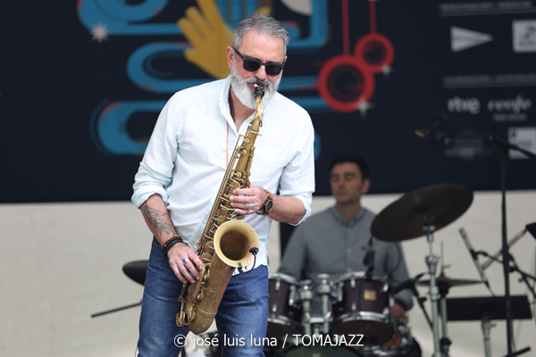 Combo Escuela de Música Luis Aramburu (48 Festival de Jazz de Vitoria. 2025-07-12) Por José Luis Luna Rocafort [INSTANTZZ AKA Galería fotográfica AKA Fotoblog de jazz, impro… y algo más] - Tomajazz - Combo Escuela de Música Luis Aramburu actuó en el 48 Festival de Jazz de Vitoria 2025. José Luis Luna Rocafort los retrata en INSTANTZZ. Actuaron Luis Larrubia: saxo tenor Iñigo Perea: piano Javier Guevara: guitarra eléctrica Mikel Aguirrezabal: bajo eléctrico Jordo Tortosa