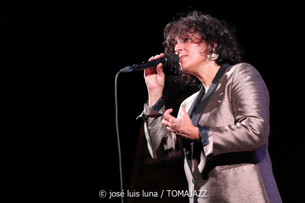 Marion Rampal (31 Mallorca Jazz Sa Poble 2025. Parc Can Cirera Prim. Sa Pobla, Mallorca. 2025-07-29) Por José Luis Luna Rocafort [INSTANTZZ AKA Galería fotográfica AKA Fotoblog de jazz, impro… y algo más] - Tomajazz - Marion Rampal actuó en 31 Mallorca Jazz Sa Poble, el 29 de julio de 2025. José Luis Luna Rocafort retrata el concierto en INSTANTZZ. Actuaron Marion Rampal, Matthis Pascaud: guitarra eléctrica, dirección Mathias Allamane: contrabajo Raphaël Chassin: batería Thibaut Gómez