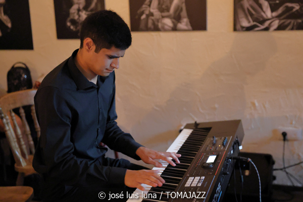 Stilt (48 Festival de Jazz de Vitoria. 2025-07-11) Por José Luis Luna Rocafort [INSTANTZZ AKA Galería fotográfica AKA Fotoblog de jazz, impro… y algo más] - Tomajazz - Stilt actuó en el 48 Festival de Jazz de Vitoria 2025. José Luis Luna Rocafort los retrata en INSTANTZZ. Actuaron Hugo Domínguez, Asier Zufiaur, Héctor Menor, Samuel Rodríguez, Eneko Ciarrusta, Pablo Comiskey, Pablo Ortíz