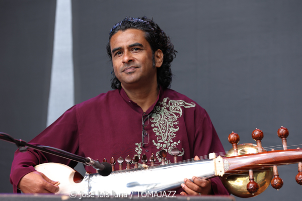 Naïssam Jalal (60 Festival de Jazz de San Sebastián 2025. 2025-07-23) Por José Luis Luna Rocafort [INSTANTZZ AKA Galería fotográfica AKA Fotoblog de jazz, impro… y algo más] - Tomajazz - Naïssam Jalal actuó en el 60 Festival de Jazz de San Sebastián 2025. José Luis Luna Rocafort la retrata en INSTANTZZ. Actuaron Naïssam Jalal, Sougata Roy Chowdhury, Leonardo Montana, Anuja Borude, Zaza Desiderio, Flo Comment