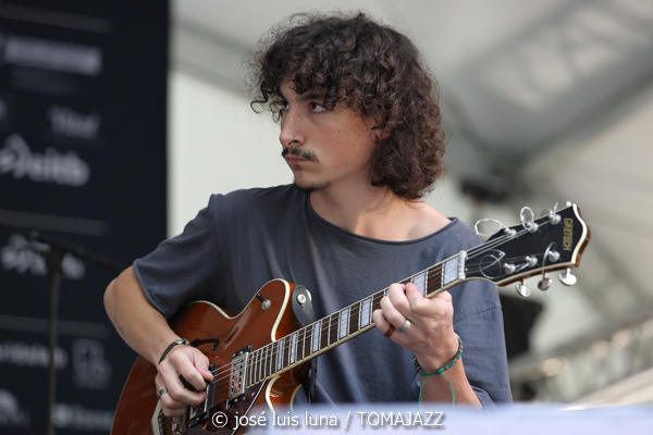 Bangbaduo (48 Festival de Jazz de Vitoria. 2025-07-12) Por José Luis Luna Rocafort [INSTANTZZ AKA Galería fotográfica AKA Fotoblog de jazz, impro… y algo más] - Tomajazz - Bangbaduo actuó en el 48 Festival de Jazz de Vitoria 2025. José Luis Luna Rocafort retrata en INSTANTZZ a Asier Gutiérrez, Marcos García