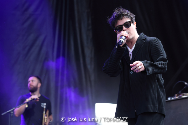 Jamie Cullum (II) (60 Festival de Jazz de San Sebastián 2025. 2025-07-23) Por José Luis Luna Rocafort [INSTANTZZ AKA Galería fotográfica AKA Fotoblog de jazz, impro… y algo más] - Tomajazz - Jamie Cullum actuó en el 60 Festival de Jazz de San Sebastián 2025. José Luis Luna Rocafort lo retrata en INSTANTZZ. Actuaron Jamie Cullum, Loz Garratt, Bard Webb, Tom Varrall, Rory Simmons, Tom Richards, Aisha Stuart