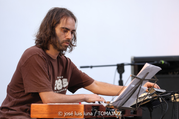 Pere Navarro Trío (31 Mallorca Jazz Sa Poble 2025. Can Verdal. Sa Pobla, Mallorca. 2025-07-30) Por José Luis Luna Rocafort [INSTANTZZ AKA Galería fotográfica AKA Fotoblog de jazz, impro… y algo más] - Tomajazz - Pere Navarro Trío actuó en el 31 Mallorca Jazz Sa Poble 2025. José Luis Luna Rocafort lo retrata en INSTANTZZ. Actuaron Pere Navarro,