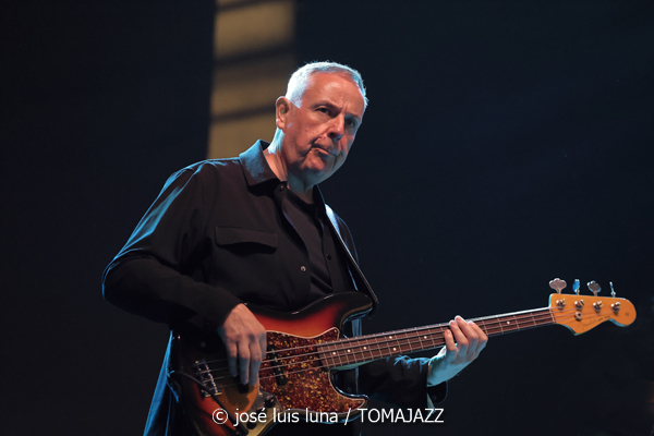 Pete Roth Trío featuring Bill Bruford (60 Festival de Jazz de San Sebastián 2025. 2025-07-23) Por José Luis Luna Rocafort [INSTANTZZ AKA Galería fotográfica AKA Fotoblog de jazz, impro… y algo más] - Tomajazz - Pete Roth Trío featuring Bill Bruford actuó en el 60 Festival de Jazz de San Sebastián 2025. José Luis Luna lo retrata en INSTANTZZ. Actuaron Pete Roth, Bill Bruford, Mike Prat