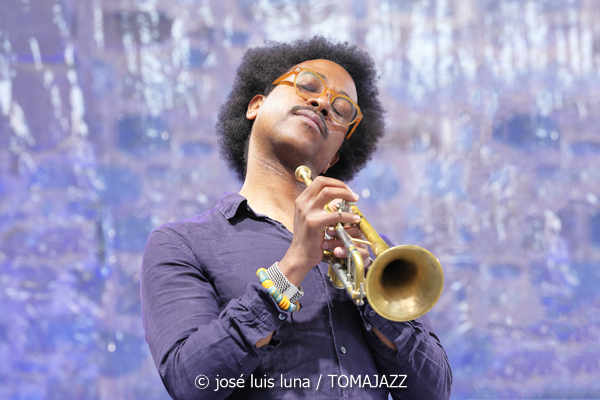 Steve Coleman & Five Elements (60 Festival de Jazz de San Sebastián 2025. 2025-07-24) Por José Luis Luna Rocafort [INSTANTZZ AKA Galería fotográfica AKA Fotoblog de jazz, impro… y algo más] - Tomajazz - Steve Coleman & Five Elements actuó en el 60 Festival de Jazz de San Sebastián 2025. José Luis Luna Rocafort lo retrata en INSTANTZZ. Actuaron Steve Coleman, Jonathan Finlayson, Rich Brown, Sean Rickman