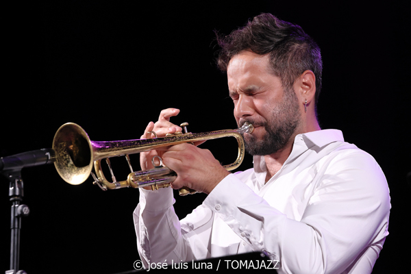 Daahoud Salim Quintet (31 Mallorca Jazz Sa Poble 2025. Parc Can Cirera Prim. Sa Pobla, Mallorca. 2025-08-05) Por José Luis Luna Rocafort [INSTANTZZ AKA Galería fotográfica AKA Fotoblog de jazz, impro… y algo más] - Tomajazz - Daahoud Salim Quintet actuó en el 31 Mallorca Jazz Sa Poble 2025. José Luis Luna Rocafort lo retrata en INSTANTZZ. Actuaron Daahoud Salim, Bruno Calvo, Tomeu Garcías, Hendrik Müller, Andreu Pitarch