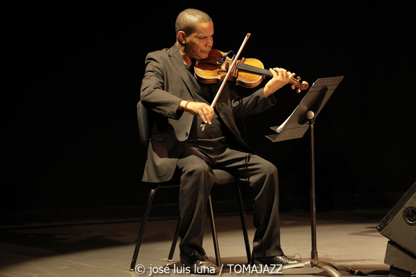 Román Filiú (XI JazzEñe 2025. Teatro Victoria Eugenia, Donosti – San Sebastián. 2025-07-24) Por José Luis Luna Rocafort [INSTANTZZ AKA Galería fotográfica AKA Fotoblog de jazz, impro… y algo más] - Tomajazz - Román Filiú actuó en el XI JazzEñe 2025 en San Sebastián. José Luis Luna Rocafort lo retrata en INSTANTZZ. Actuaron Román Filiú, Javier Filiú, Zaloa Gorostidi, Osvaldo Antonio Enrique Castro, Caridad Rosa Varona