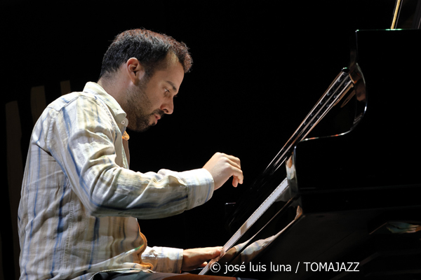 Juan Sáiz (48 Festival de Jazz de Vitoria. 2025-07-17) Por José Luis Luna Rocafort [INSTANTZZ AKA Galería fotográfica AKA Fotoblog de jazz, impro… y algo más] - Tomajazz - Juan Sáiz actuó en el 48 Festival de Jazz de Vitoria 2025. José Luis Luna Rocafort lo retrata en INSTANTZZ. Actuaron Juan Sáiz, Xavi Torres, Manel Fortià, Genís Bagés