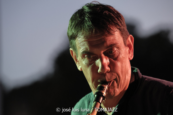 The Tenor 4tet (VII Jazz y Más. Studio Weil. Puerto de Andratx, Mallorca. 2025-07-09) Por José Luis Luna Rocafort [INSTANTZZ AKA Galería fotográfica AKA Fotoblog de jazz, impro… y algo más] - Tomajazz - The Tenor 4tet actuó en VII Jazz y Más en Puerto de Andratx, Mallorca, el 9 de julio de 2025. José Luis Luna Rocafort retrata el concierto en INSTANTZZ. Actuaron Chris Cheek, Marty Renzi, Javier Delgado, Jimmy Weinstein