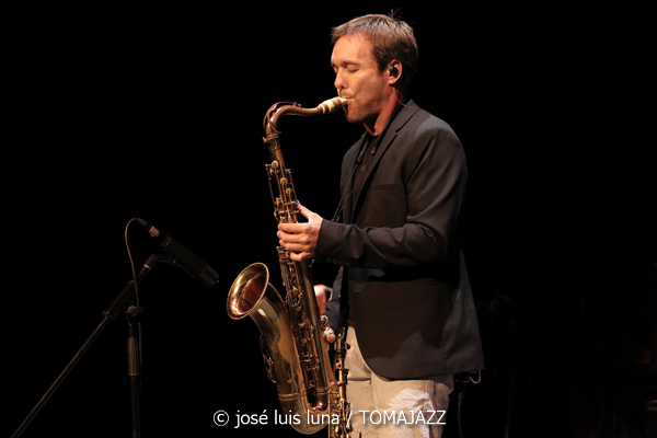 J. Fox (XI JazzEñe 2025. Teatro Victoria Eugenia, Donosti – San Sebastián. 2025-07-23) Por José Luis Luna Rocafort [INSTANTZZ AKA Galería fotográfica AKA Fotoblog de jazz, impro… y algo más] - Tomajazz - J. Fox inauguró el XI JazzEñe 2025 en el Teatro Victoria Eugenia de Donosti – San Sebastian, el 23 de julio de 2025. José Luis Luna Rocafort lo retrata en INSTANTZZ. Actuaron Juan Manuel Urriza: batería Fredi Pelaez: piano, teclados Oskar Lakunza: saxos tenor y soprano Xabier Barrenetxea