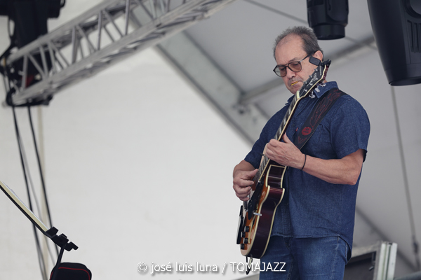 Combo Escuela de Música Luis Aramburu (48 Festival de Jazz de Vitoria. 2025-07-12) Por José Luis Luna Rocafort [INSTANTZZ AKA Galería fotográfica AKA Fotoblog de jazz, impro… y algo más] - Tomajazz - Combo Escuela de Música Luis Aramburu actuó en el 48 Festival de Jazz de Vitoria 2025. José Luis Luna Rocafort los retrata en INSTANTZZ. Actuaron Luis Larrubia: saxo tenor Iñigo Perea: piano Javier Guevara: guitarra eléctrica Mikel Aguirrezabal: bajo eléctrico Jordo Tortosa