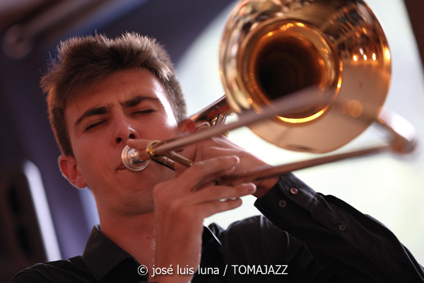 Stilt (48 Festival de Jazz de Vitoria. 2025-07-11) Por José Luis Luna Rocafort [INSTANTZZ AKA Galería fotográfica AKA Fotoblog de jazz, impro… y algo más] - Tomajazz - Stilt actuó en el 48 Festival de Jazz de Vitoria 2025. José Luis Luna Rocafort los retrata en INSTANTZZ. Actuaron Hugo Domínguez, Asier Zufiaur, Héctor Menor, Samuel Rodríguez, Eneko Ciarrusta, Pablo Comiskey, Pablo Ortíz