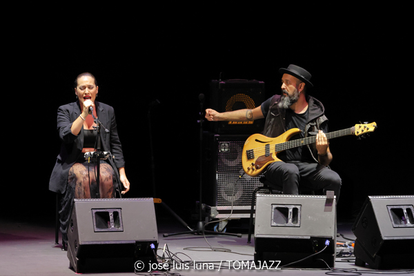 Juanfe Pérez (XI JazzEñe 2025. Teatro Victoria Eugenia, Donosti – San Sebastián. 2025-07-23) Por José Luis Luna Rocafort [INSTANTZZ AKA Galería fotográfica AKA Fotoblog de jazz, impro… y algo más] - Tomajazz - Juanfe Pérez actuó en el XI JazzEñe 2025 en San Sebastián. José Luis Luna Rocafort lo retrata en INSTANTZZ. Actuaron Juanfe Pérez, David Sancho, Kike Terrón, Alicia Morales