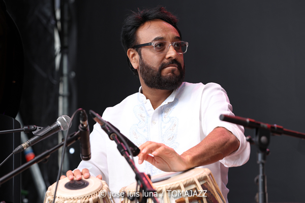 Naïssam Jalal (60 Festival de Jazz de San Sebastián 2025. 2025-07-23) Por José Luis Luna Rocafort [INSTANTZZ AKA Galería fotográfica AKA Fotoblog de jazz, impro… y algo más] - Tomajazz - Naïssam Jalal actuó en el 60 Festival de Jazz de San Sebastián 2025. José Luis Luna Rocafort la retrata en INSTANTZZ. Actuaron Naïssam Jalal, Sougata Roy Chowdhury, Leonardo Montana, Anuja Borude, Zaza Desiderio, Flo Comment