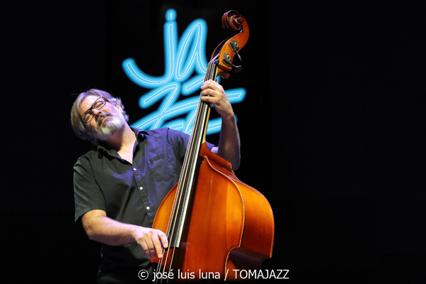 Sumrrá (48 Festival de Jazz de Vitoria. 2025-07-16) Por José Luis Luna Rocafort [INSTANTZZ AKA Galería fotográfica AKA Fotoblog de jazz, impro… y algo más] - Tomajazz - Sumrrá actuó en el 48 Festival de Jazz de Vitoria 2025. José Luis Luna Rocafort los retrata en INSTANTZZ. Actuaron Manuel Gutiérrez, Xacobe Martínez Antelo, LAR Legido