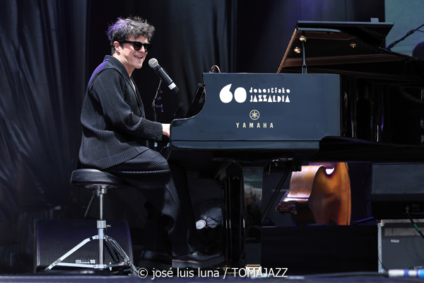 Jamie Cullum (II) (60 Festival de Jazz de San Sebastián 2025. 2025-07-23) Por José Luis Luna Rocafort [INSTANTZZ AKA Galería fotográfica AKA Fotoblog de jazz, impro… y algo más] - Tomajazz - Jamie Cullum actuó en el 60 Festival de Jazz de San Sebastián 2025. José Luis Luna Rocafort lo retrata en INSTANTZZ. Actuaron Jamie Cullum, Loz Garratt, Bard Webb, Tom Varrall, Rory Simmons, Tom Richards, Aisha Stuart