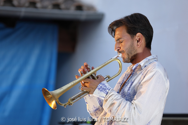 Pere Navarro Trío (31 Mallorca Jazz Sa Poble 2025. Can Verdal. Sa Pobla, Mallorca. 2025-07-30) Por José Luis Luna Rocafort [INSTANTZZ AKA Galería fotográfica AKA Fotoblog de jazz, impro… y algo más] - Tomajazz - Pere Navarro Trío actuó en el 31 Mallorca Jazz Sa Poble 2025. José Luis Luna Rocafort lo retrata en INSTANTZZ. Actuaron Pere Navarro,