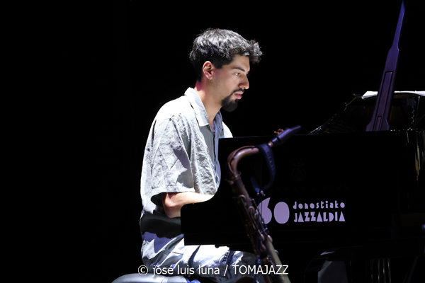 Maite Akustik Quintet (XI JazzEñe 2025. Teatro Victoria Eugenia, Donosti – San Sebastián. 2025-07-24) Por José Luis Luna Rocafort [INSTANTZZ AKA Galería fotográfica AKA Fotoblog de jazz, impro… y algo más] - Tomajazz - Maite Akustik Quintet actuó en el XI JazzEñe 2025 en San Sebastián. José Luis Luna Rocafort lo retrata en INSTANTZZ. Actuaron Maite Ruiz de Erentxun, Aura Mauri, Cristopher Pérez, Alesander Peña, Manuel Luque