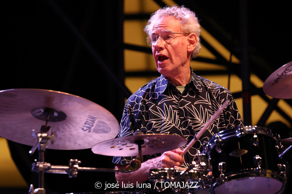 Pete Roth Trío featuring Bill Bruford (60 Festival de Jazz de San Sebastián 2025. 2025-07-23) Por José Luis Luna Rocafort [INSTANTZZ AKA Galería fotográfica AKA Fotoblog de jazz, impro… y algo más] - Tomajazz - Pete Roth Trío featuring Bill Bruford actuó en el 60 Festival de Jazz de San Sebastián 2025. José Luis Luna lo retrata en INSTANTZZ. Actuaron Pete Roth, Bill Bruford, Mike Prat