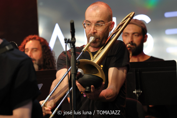 Clasijazz Big Band Orchestra: Charles Mingus Epitaph (48 Festival de Jazz de Vitoria. 2025-07-16) Por José Luis Luna Rocafort [INSTANTZZ AKA Galería fotográfica AKA Fotoblog de jazz, impro… y algo más] - Tomajazz - Clasijazz Big Band Orchestra interpretó Epitaph de Charles en el 48 Festival de Jazz de Vitoria de 2025-07-16) Por José Luis Luna Rocafort [INSTANTZZ