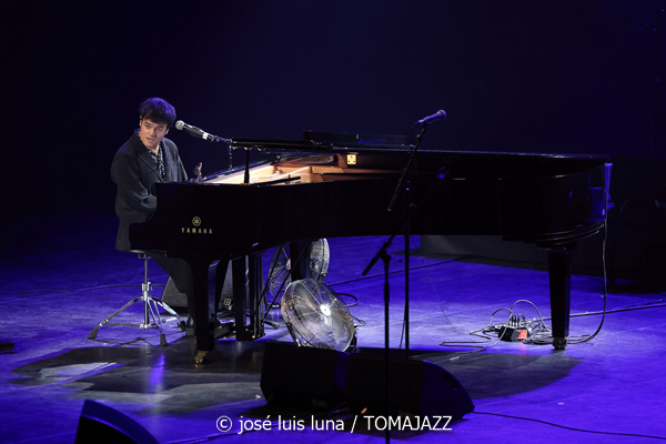 Jamie Cullum (60 Festival de Jazz de San Sebastián 2025. 2025-07-22) Por José Luis Luna Rocafort [INSTANTZZ AKA Galería fotográfica AKA Fotoblog de jazz, impro… y algo más] - Tomajazz