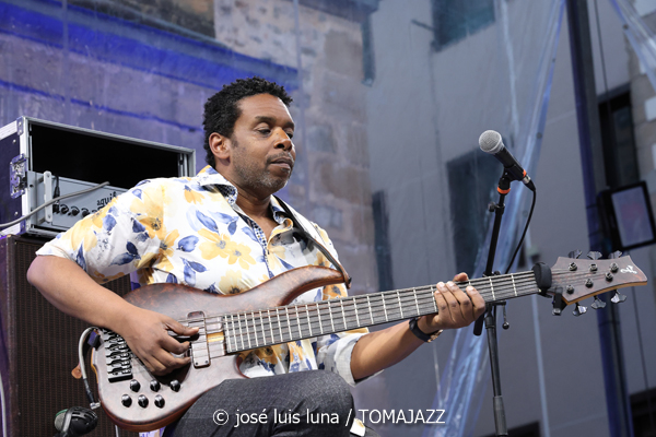 Steve Coleman & Five Elements (60 Festival de Jazz de San Sebastián 2025. 2025-07-24) Por José Luis Luna Rocafort [INSTANTZZ AKA Galería fotográfica AKA Fotoblog de jazz, impro… y algo más] - Tomajazz - Steve Coleman & Five Elements actuó en el 60 Festival de Jazz de San Sebastián 2025. José Luis Luna Rocafort lo retrata en INSTANTZZ. Actuaron Steve Coleman, Jonathan Finlayson, Rich Brown, Sean Rickman