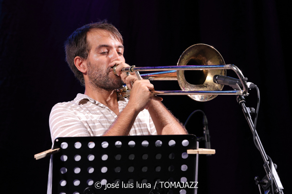 Daahoud Salim Quintet (31 Mallorca Jazz Sa Poble 2025. Parc Can Cirera Prim. Sa Pobla, Mallorca. 2025-08-05) Por José Luis Luna Rocafort [INSTANTZZ AKA Galería fotográfica AKA Fotoblog de jazz, impro… y algo más] - Tomajazz - Daahoud Salim Quintet actuó en el 31 Mallorca Jazz Sa Poble 2025. José Luis Luna Rocafort lo retrata en INSTANTZZ. Actuaron Daahoud Salim, Bruno Calvo, Tomeu Garcías, Hendrik Müller, Andreu Pitarch