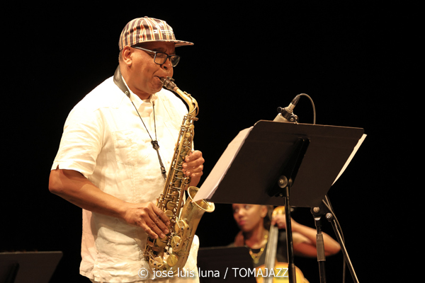 Román Filiú (XI JazzEñe 2025. Teatro Victoria Eugenia, Donosti – San Sebastián. 2025-07-24) Por José Luis Luna Rocafort [INSTANTZZ AKA Galería fotográfica AKA Fotoblog de jazz, impro… y algo más] - Tomajazz - Román Filiú actuó en el XI JazzEñe 2025 en San Sebastián. José Luis Luna Rocafort lo retrata en INSTANTZZ. Actuaron Román Filiú, Javier Filiú, Zaloa Gorostidi, Osvaldo Antonio Enrique Castro, Caridad Rosa Varona