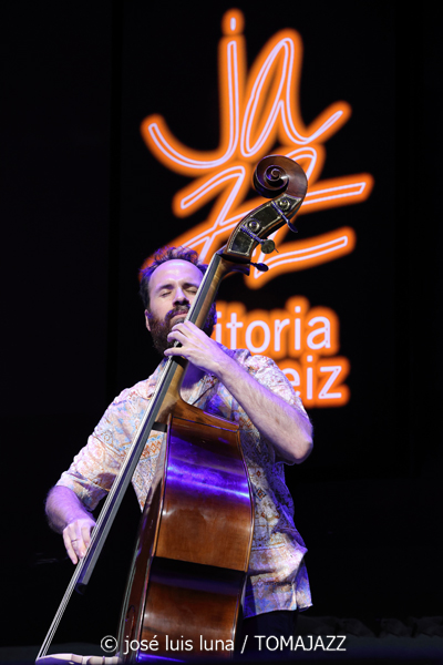 Juan Sáiz (48 Festival de Jazz de Vitoria. 2025-07-17) Por José Luis Luna Rocafort [INSTANTZZ AKA Galería fotográfica AKA Fotoblog de jazz, impro… y algo más] - Tomajazz - Juan Sáiz actuó en el 48 Festival de Jazz de Vitoria 2025. José Luis Luna Rocafort lo retrata en INSTANTZZ. Actuaron Juan Sáiz, Xavi Torres, Manel Fortià, Genís Bagés