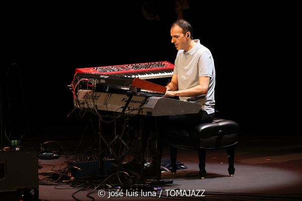 J. Fox (XI JazzEñe 2025. Teatro Victoria Eugenia, Donosti – San Sebastián. 2025-07-23) Por José Luis Luna Rocafort [INSTANTZZ AKA Galería fotográfica AKA Fotoblog de jazz, impro… y algo más] - Tomajazz - J. Fox inauguró el XI JazzEñe 2025 en el Teatro Victoria Eugenia de Donosti – San Sebastian, el 23 de julio de 2025. José Luis Luna Rocafort lo retrata en INSTANTZZ. Actuaron Juan Manuel Urriza: batería Fredi Pelaez: piano, teclados Oskar Lakunza: saxos tenor y soprano Xabier Barrenetxea