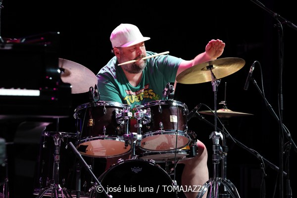 Álvaro Torres Trío (48 Festival de Jazz de Vitoria. 2025-07-15) Por José Luis Luna Rocafort [INSTANTZZ AKA Galería fotográfica AKA Fotoblog de jazz, impro… y algo más] - Tomajazz - Álvaro Torres Trío actuó en el 48 Festival de Jazz de Vitoria 2025. José Luis Luna Rocafort lo retrata en INSTANTZZ. Actuaron Álvaro Torres,