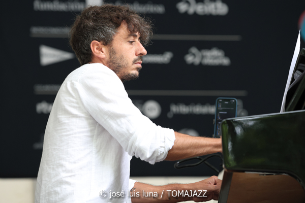 Combo Escuela de Música Luis Aramburu (48 Festival de Jazz de Vitoria. 2025-07-12) Por José Luis Luna Rocafort [INSTANTZZ AKA Galería fotográfica AKA Fotoblog de jazz, impro… y algo más] - Tomajazz - Combo Escuela de Música Luis Aramburu actuó en el 48 Festival de Jazz de Vitoria 2025. José Luis Luna Rocafort los retrata en INSTANTZZ. Actuaron Luis Larrubia: saxo tenor Iñigo Perea: piano Javier Guevara: guitarra eléctrica Mikel Aguirrezabal: bajo eléctrico Jordo Tortosa