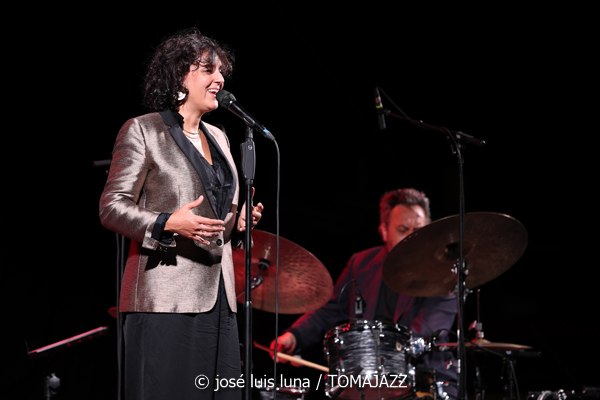 Marion Rampal (31 Mallorca Jazz Sa Poble 2025. Parc Can Cirera Prim. Sa Pobla, Mallorca. 2025-07-29) Por José Luis Luna Rocafort [INSTANTZZ AKA Galería fotográfica AKA Fotoblog de jazz, impro… y algo más] - Tomajazz - Marion Rampal actuó en 31 Mallorca Jazz Sa Poble, el 29 de julio de 2025. José Luis Luna Rocafort retrata el concierto en INSTANTZZ. Actuaron Marion Rampal, Matthis Pascaud: guitarra eléctrica, dirección Mathias Allamane: contrabajo Raphaël Chassin: batería Thibaut Gómez