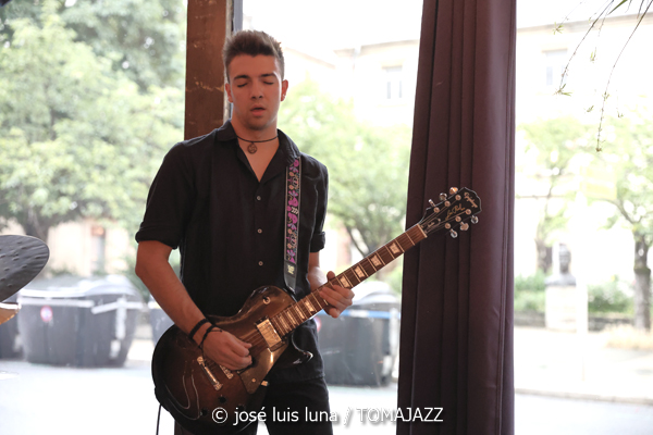 Stilt (48 Festival de Jazz de Vitoria. 2025-07-11) Por José Luis Luna Rocafort [INSTANTZZ AKA Galería fotográfica AKA Fotoblog de jazz, impro… y algo más] - Tomajazz - Stilt actuó en el 48 Festival de Jazz de Vitoria 2025. José Luis Luna Rocafort los retrata en INSTANTZZ. Actuaron Hugo Domínguez, Asier Zufiaur, Héctor Menor, Samuel Rodríguez, Eneko Ciarrusta, Pablo Comiskey, Pablo Ortíz