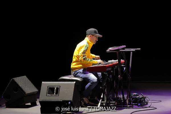 Juanfe Pérez (XI JazzEñe 2025. Teatro Victoria Eugenia, Donosti – San Sebastián. 2025-07-23) Por José Luis Luna Rocafort [INSTANTZZ AKA Galería fotográfica AKA Fotoblog de jazz, impro… y algo más] - Tomajazz - Juanfe Pérez actuó en el XI JazzEñe 2025 en San Sebastián. José Luis Luna Rocafort lo retrata en INSTANTZZ. Actuaron Juanfe Pérez, David Sancho, Kike Terrón, Alicia Morales