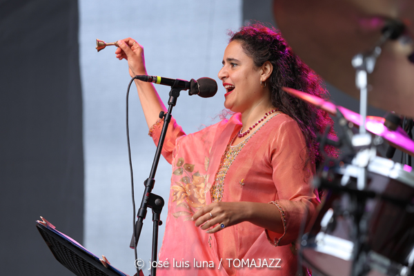 Naïssam Jalal (60 Festival de Jazz de San Sebastián 2025. 2025-07-23) Por José Luis Luna Rocafort [INSTANTZZ AKA Galería fotográfica AKA Fotoblog de jazz, impro… y algo más] - Tomajazz - Naïssam Jalal actuó en el 60 Festival de Jazz de San Sebastián 2025. José Luis Luna Rocafort la retrata en INSTANTZZ. Actuaron Naïssam Jalal, Sougata Roy Chowdhury, Leonardo Montana, Anuja Borude, Zaza Desiderio, Flo Comment
