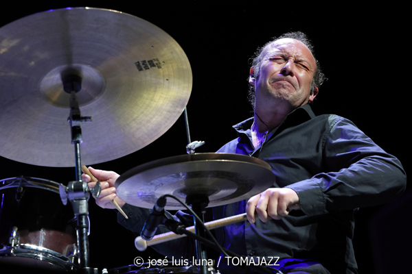 Sumrrá (48 Festival de Jazz de Vitoria. 2025-07-16) Por José Luis Luna Rocafort [INSTANTZZ AKA Galería fotográfica AKA Fotoblog de jazz, impro… y algo más] - Tomajazz - Sumrrá actuó en el 48 Festival de Jazz de Vitoria 2025. José Luis Luna Rocafort los retrata en INSTANTZZ. Actuaron Manuel Gutiérrez, Xacobe Martínez Antelo, LAR Legido