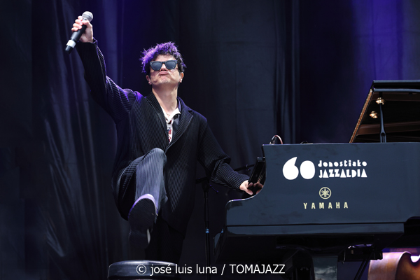 Jamie Cullum (II) (60 Festival de Jazz de San Sebastián 2025. 2025-07-23) Por José Luis Luna Rocafort [INSTANTZZ AKA Galería fotográfica AKA Fotoblog de jazz, impro… y algo más] - Tomajazz - Jamie Cullum actuó en el 60 Festival de Jazz de San Sebastián 2025. José Luis Luna Rocafort lo retrata en INSTANTZZ. Actuaron Jamie Cullum, Loz Garratt, Bard Webb, Tom Varrall, Rory Simmons, Tom Richards, Aisha Stuart