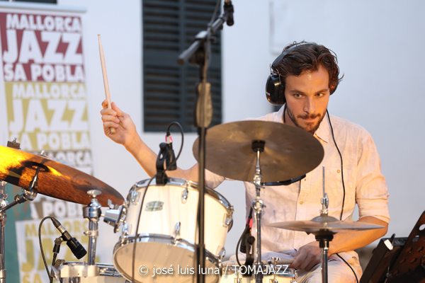 Pere Navarro Trío (31 Mallorca Jazz Sa Poble 2025. Can Verdal. Sa Pobla, Mallorca. 2025-07-30) Por José Luis Luna Rocafort [INSTANTZZ AKA Galería fotográfica AKA Fotoblog de jazz, impro… y algo más] - Tomajazz - Pere Navarro Trío actuó en el 31 Mallorca Jazz Sa Poble 2025. José Luis Luna Rocafort lo retrata en INSTANTZZ. Actuaron Pere Navarro,
