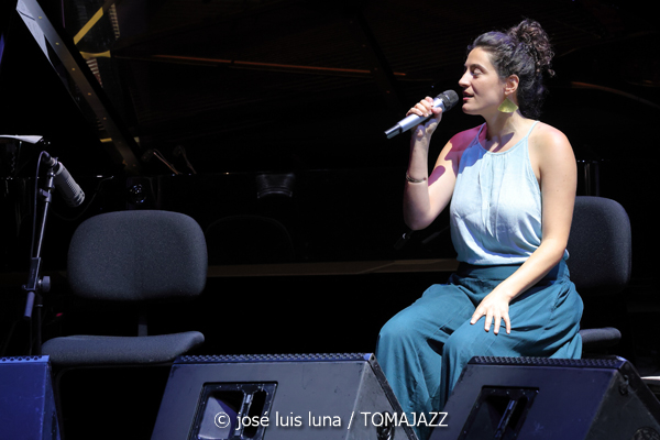 Maite Akustik Quintet (XI JazzEñe 2025. Teatro Victoria Eugenia, Donosti – San Sebastián. 2025-07-24) Por José Luis Luna Rocafort [INSTANTZZ AKA Galería fotográfica AKA Fotoblog de jazz, impro… y algo más] - Tomajazz - Maite Akustik Quintet actuó en el XI JazzEñe 2025 en San Sebastián. José Luis Luna Rocafort lo retrata en INSTANTZZ. Actuaron Maite Ruiz de Erentxun, Aura Mauri, Cristopher Pérez, Alesander Peña, Manuel Luque