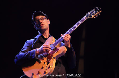 Pete Roth Trío featuring Bill Bruford (60 Festival de Jazz de San Sebastián 2025. 2025-07-23) Por José Luis Luna Rocafort [INSTANTZZ AKA Galería fotográfica AKA Fotoblog de jazz, impro… y algo más] - Tomajazz - Pete Roth Trío featuring Bill Bruford actuó en el 60 Festival de Jazz de San Sebastián 2025. José Luis Luna lo retrata en INSTANTZZ. Actuaron Pete Roth, Bill Bruford, Mike Prat