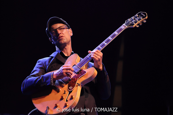 Pete Roth Trío featuring Bill Bruford (60 Festival de Jazz de San Sebastián 2025. 2025-07-23) Por José Luis Luna Rocafort [INSTANTZZ AKA Galería fotográfica AKA Fotoblog de jazz, impro… y algo más] - Tomajazz - Pete Roth Trío featuring Bill Bruford actuó en el 60 Festival de Jazz de San Sebastián 2025. José Luis Luna lo retrata en INSTANTZZ. Actuaron Pete Roth, Bill Bruford, Mike Prat