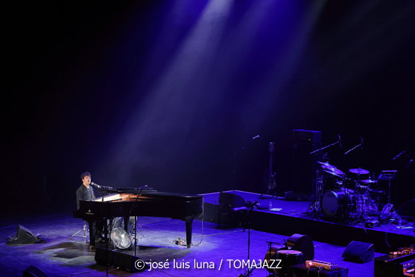 Jamie Cullum (60 Festival de Jazz de San Sebastián 2025. 2025-07-22) Por José Luis Luna Rocafort [INSTANTZZ AKA Galería fotográfica AKA Fotoblog de jazz, impro… y algo más] - Tomajazz